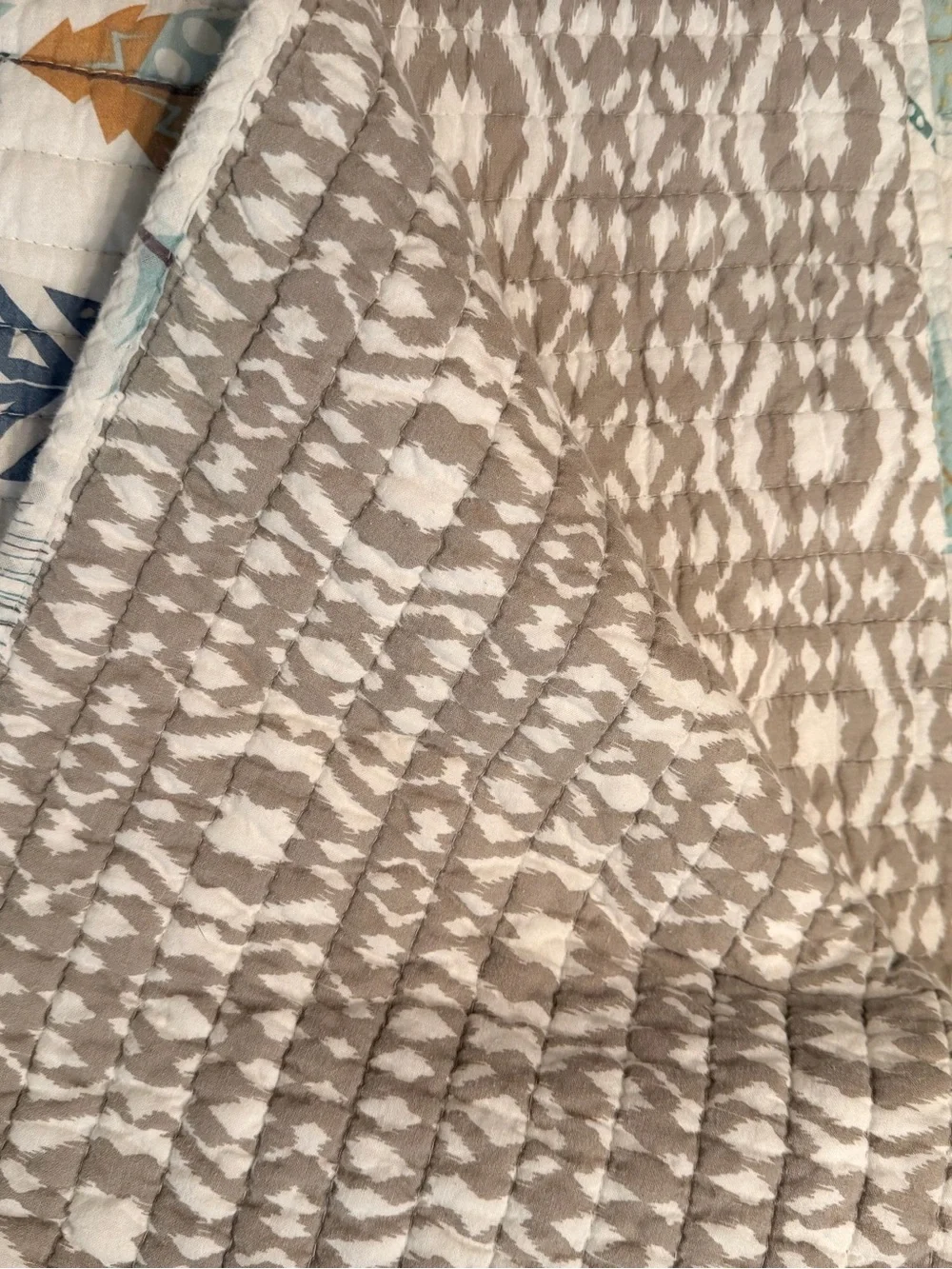 Rod’s True Western Feather and Arrow print quilt in Cream, Teal & Mustard.